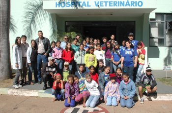 Hospital Veterinário recebe visita de crianças e jovens